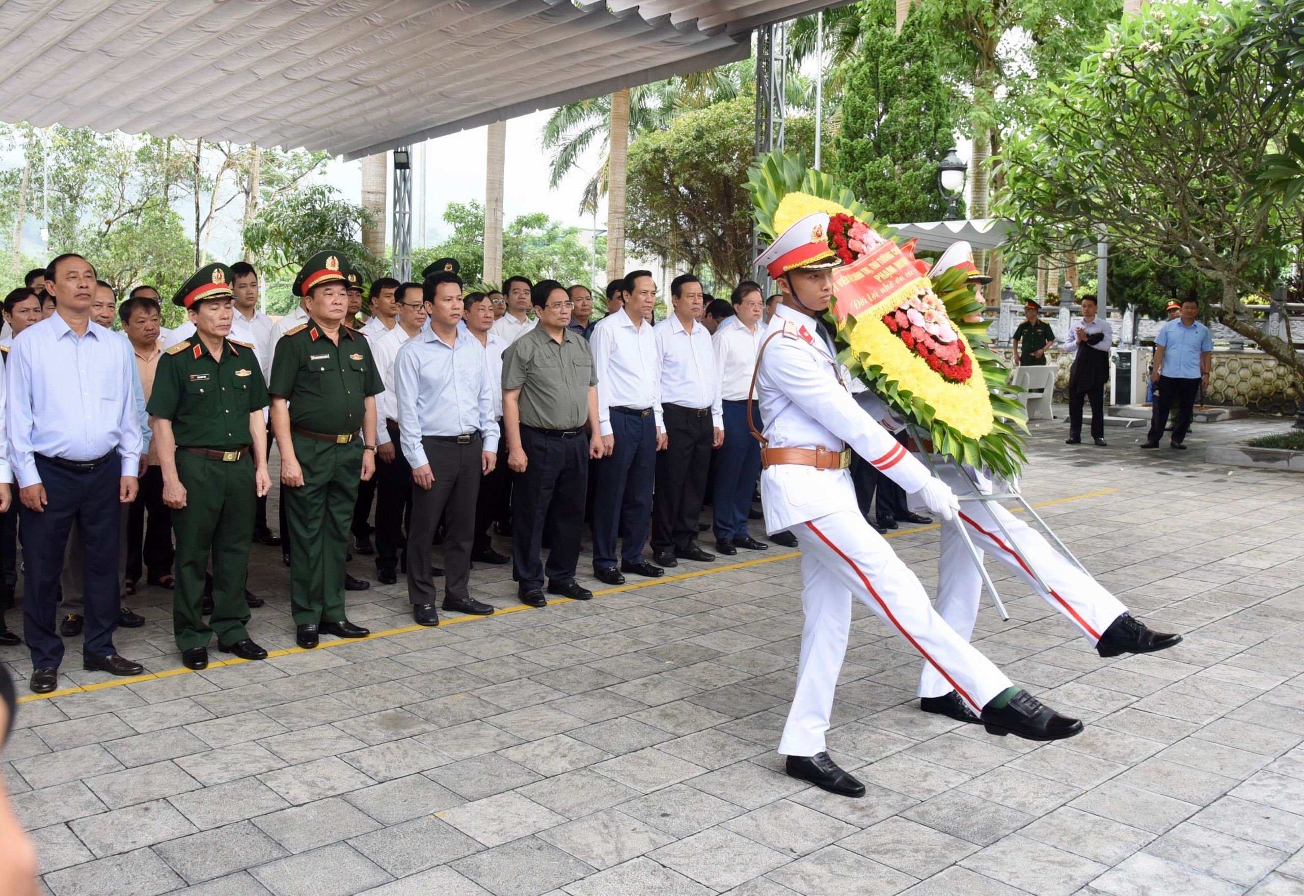 Thủ tướng Chính phủ Phạm Minh Chính viếng các Anh hùng liệt sỹ tại Nghĩa trang Liệt sỹ Quốc gia Vị Xuyên