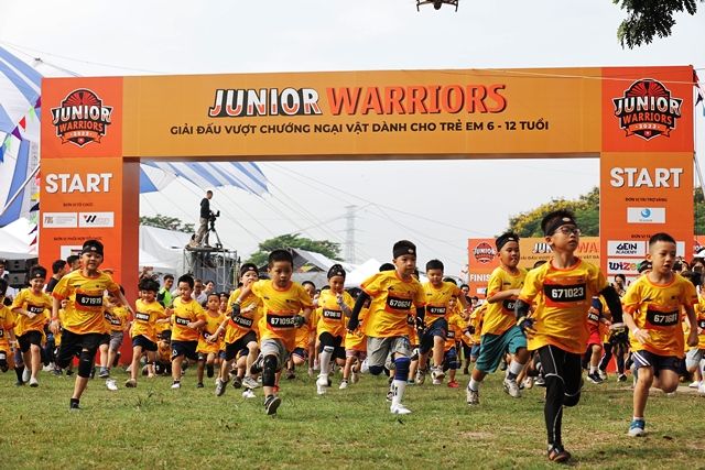 Đông đảo trẻ em tham gia giải đấu vượt chướng ngại vật Junior Warriors