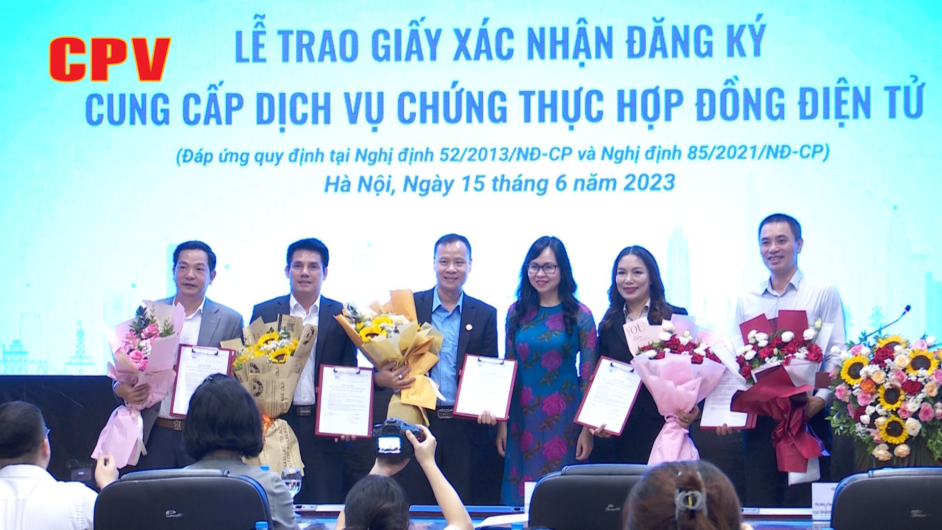 Trao Giấy xác nhận đăng ký cung cấp dịch vụ chứng thực hợp đồng điện tử cho các doanh nghiệp đủ điều kiện