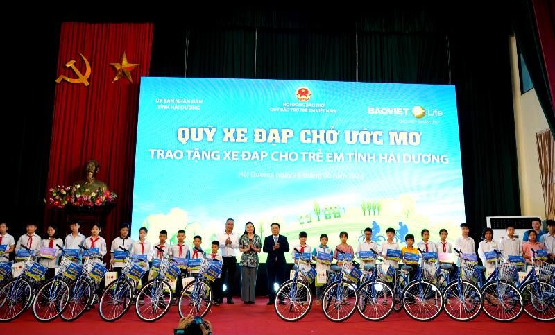 Bảo Việt trao tặng học bổng “Quỹ xe đạp chở ước mơ”