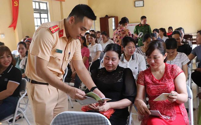 Yên Bái: đẩy mạnh tuyên truyền, phổ biến giáo dục pháp luật về TTATGT cho hội viên phụ nữ 