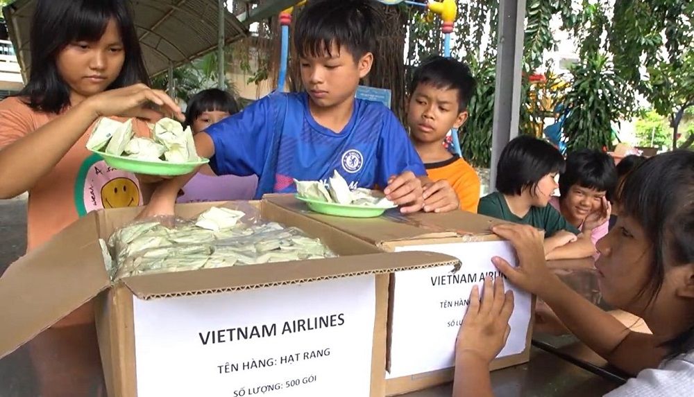 Vietnam Airlines quyên góp hàng chục nghìn suất ăn khô tới tổ chức từ thiện