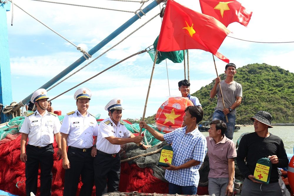 Vùng 4 Hải quân đồng hành cùng ngư dân Bình Định vươn khơi bám biển