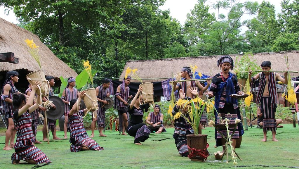 Về Làng trải nghiệm nét văn hóa truyền thống