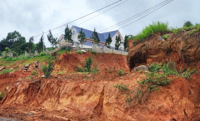 Lâm Đồng: Sạt trượt đất nghiêm trọng bên dự án hồ thủy lợi