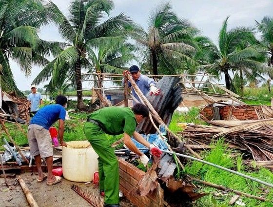 Hỗ trợ các gia đình bị thiệt hại do mưa kèm dông lốc tại Cà Mau, Kiên Giang