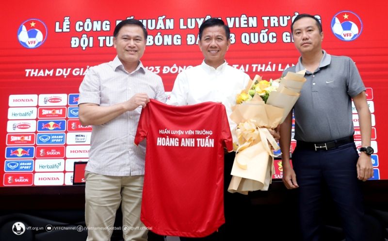 HLV Hoàng Anh Tuấn trở thành "thuyền trưởng" U23 Việt Nam