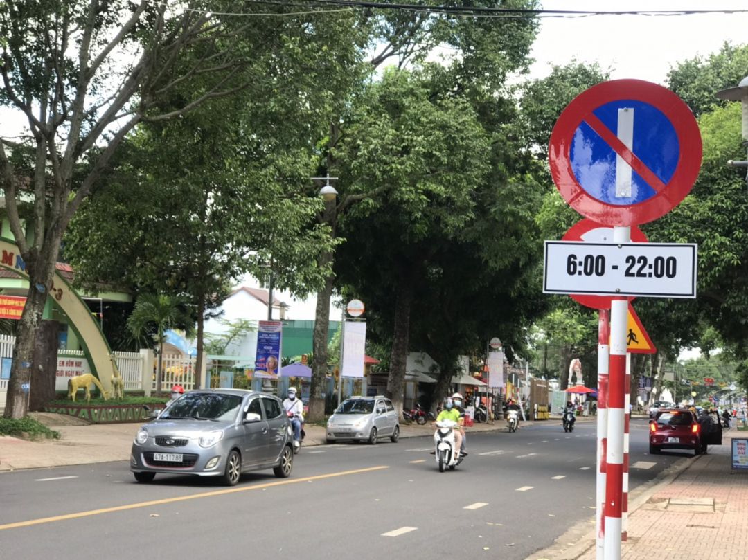 TP. Buôn Ma Thuột: Lắp đặt biển báo cấm đỗ xe theo ngày chẵn, lẻ trên đường Phan Chu Trinh