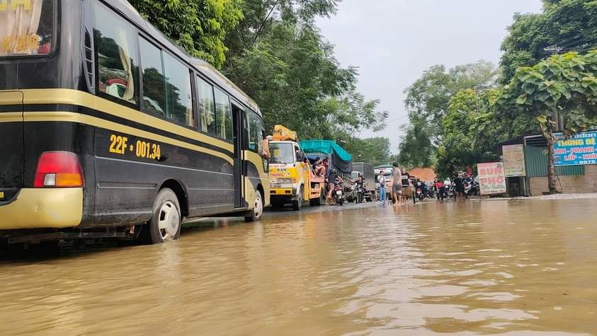 Tuyên Quang: Cảnh sát giao thông giúp người dân vượt qua đường ngập