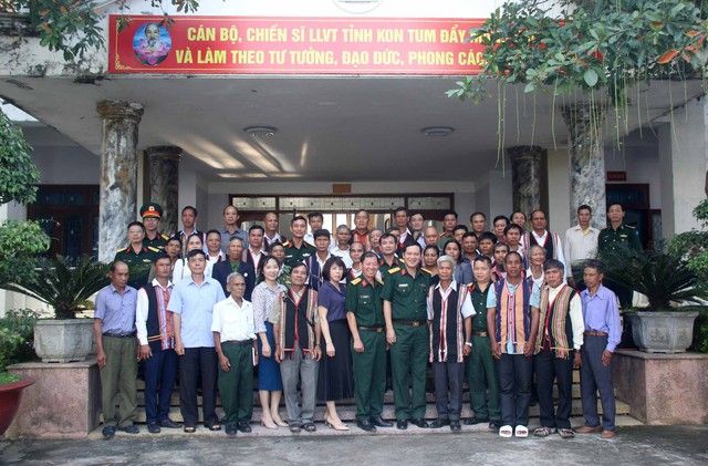 Kon Tum: Gặp mặt già làng, trưởng thôn tiêu biểu thực hiện nhiệm vụ quốc phòng