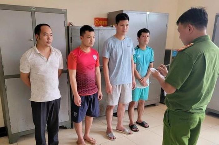 Khởi tố nhóm nhân viên bốc xếp hành lý sân bay trộm cắp tài sản