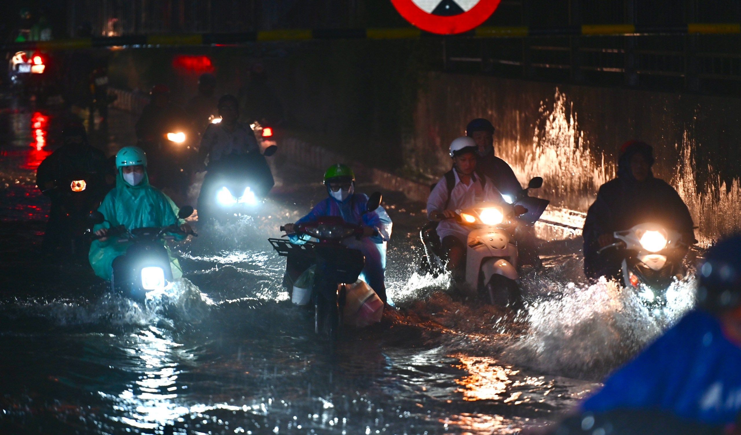 Thành phố Hồ Chí Minh: Mưa lớn gây ngập nặng