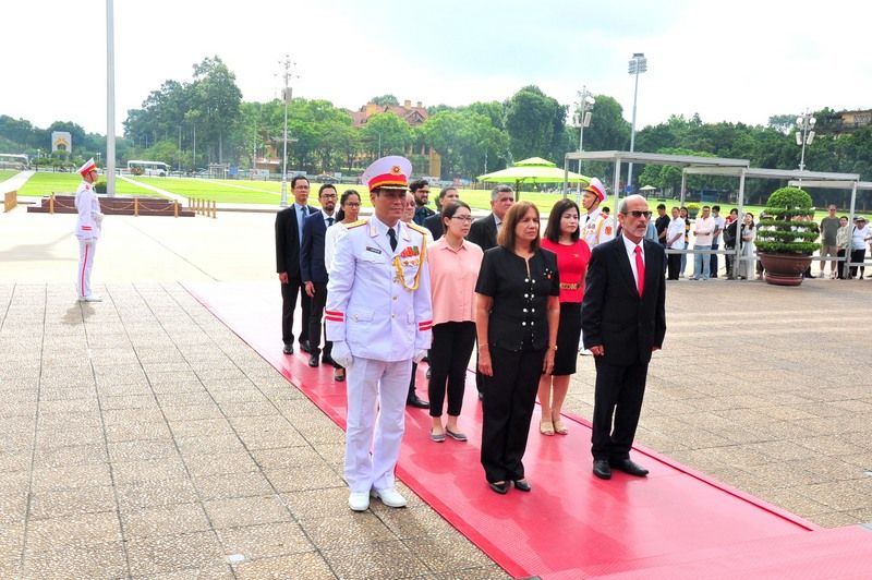 Phó Chủ tịch Quốc hội Cuba dâng hoa, vào Lăng viếng Chủ tịch Hồ Chí Minh