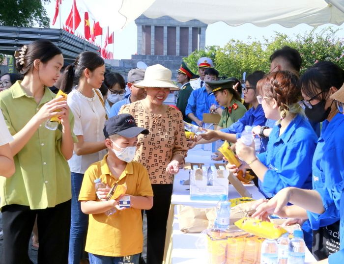 Ban Quản lý Lăng đón tiếp tận tình, chu đáo gần 62 nghìn lượt khách vào Lăng viếng Bác trong dịp Lễ Quốc khánh 02/9