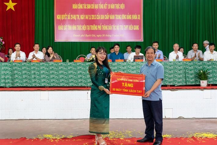 Kiên Giang quan tâm rà soát các chế độ, chính sách cho người dạy, người học