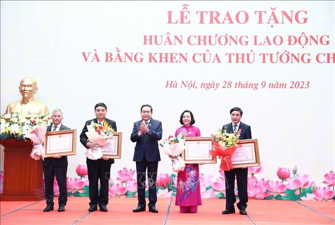 Phó Chủ tịch Thường trực Quốc hội chủ trì Lễ trao tặng Huân chương Lao động và Bằng khen