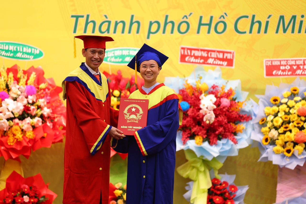 Trao tặng học bổng cho sinh viên vượt khó học tập