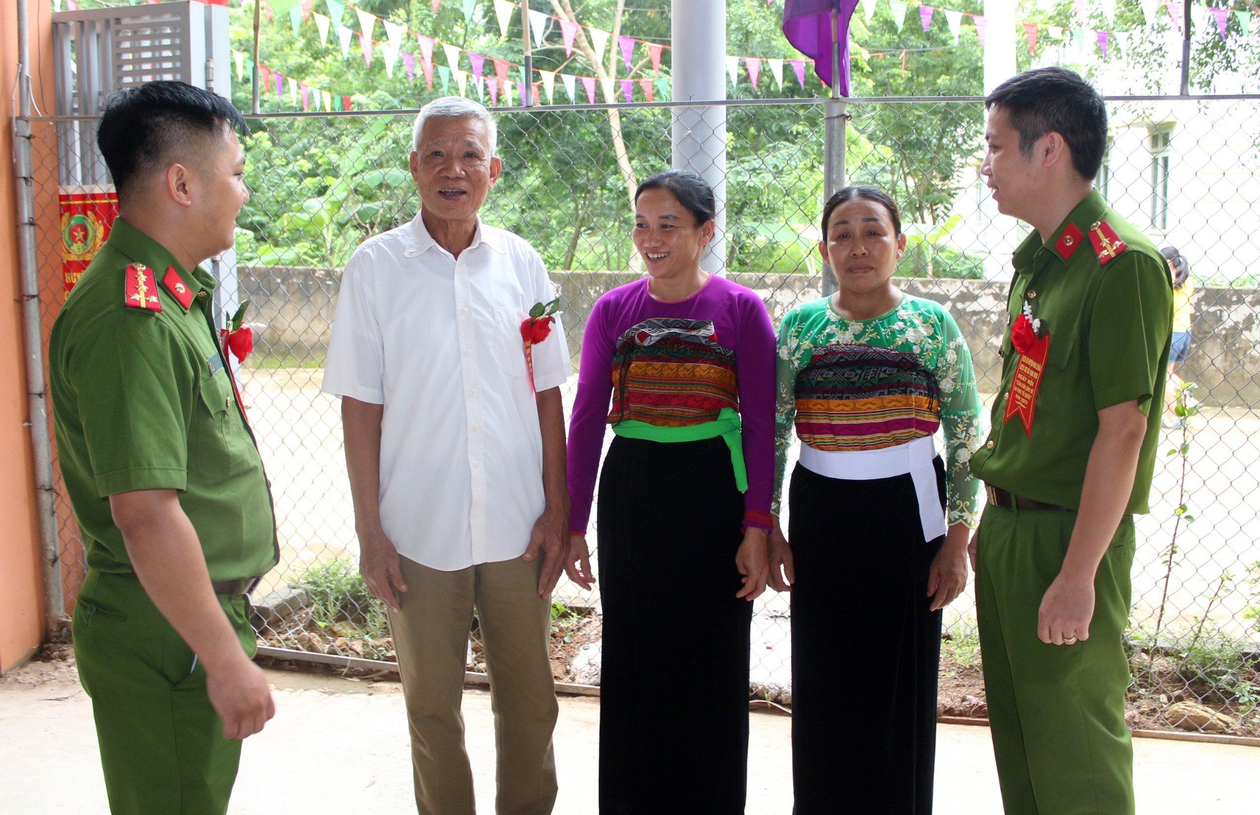 Phát huy vai trò người có uy tín trong giữ gìn an ninh trật tự tại cơ sở