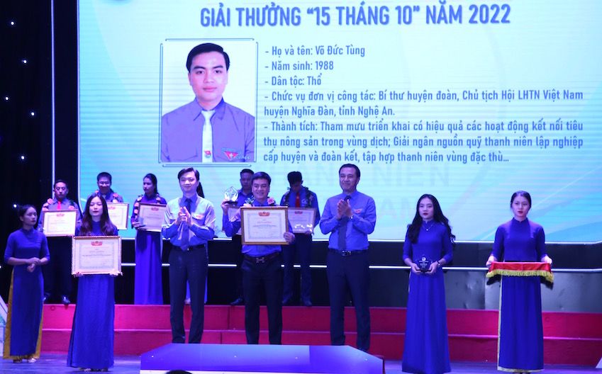 Trao giải thưởng "15 tháng 10" cho 82 cá nhân tiêu biểu