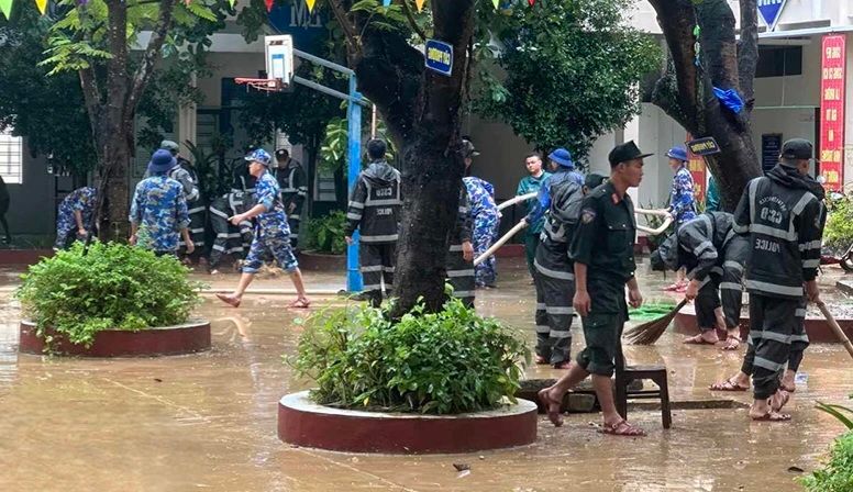 Đà Nẵng: Thanh niên tình nguyện đến với người dân vùng mưa lũ