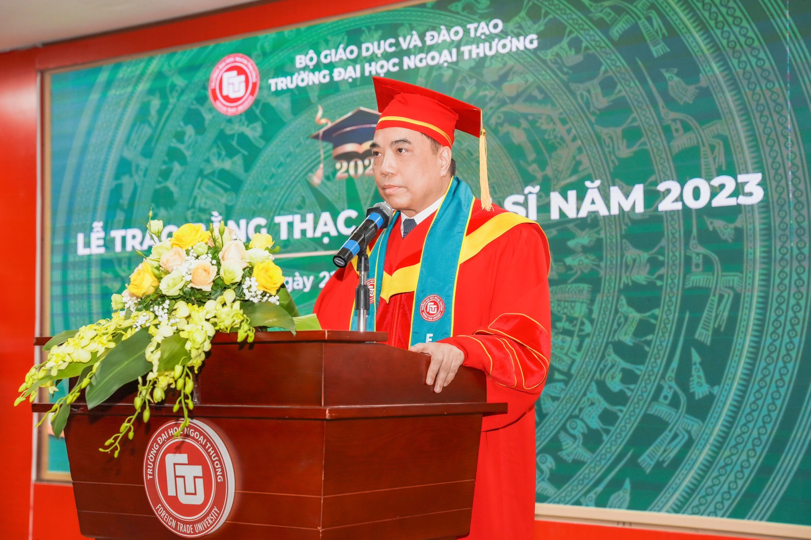 Trường ĐH Ngoại thương trao bằng tốt nghiệp cho hơn 440 tân thạc sĩ, tiến sĩ năm 2023