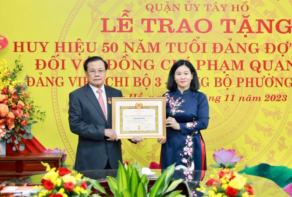 Trao Huy hiệu 50 năm tuổi Đảng tặng nguyên Bí thư Thành ủy Hà Nội Phạm Quang Nghị