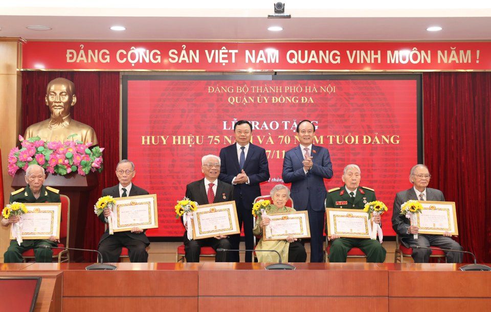 Hà Nội: 5.377 đảng viên được vinh dự đón nhận Huy hiệu Đảng