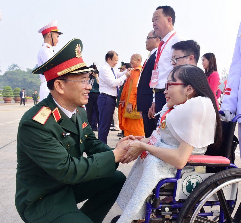 Đoàn đại biểu các điển hình tiêu biểu toàn quốc trong học tập và làm theo tư tưởng, đạo đức, phong cách Hồ Chí Minh năm 2023 báo công dâng Bác