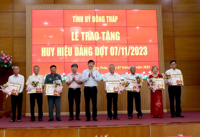 Đồng Tháp trao tặng Huy hiệu Đảng cho 193 đồng chí