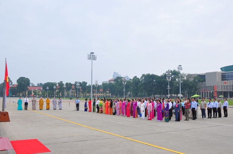 Đoàn đại biểu điển hình tiên tiến “Những tấm gương thầm lặng mà cao cả” trong phong trào thi đua yêu nước của Thành phố Hồ Chí Minh báo công dâng Bác