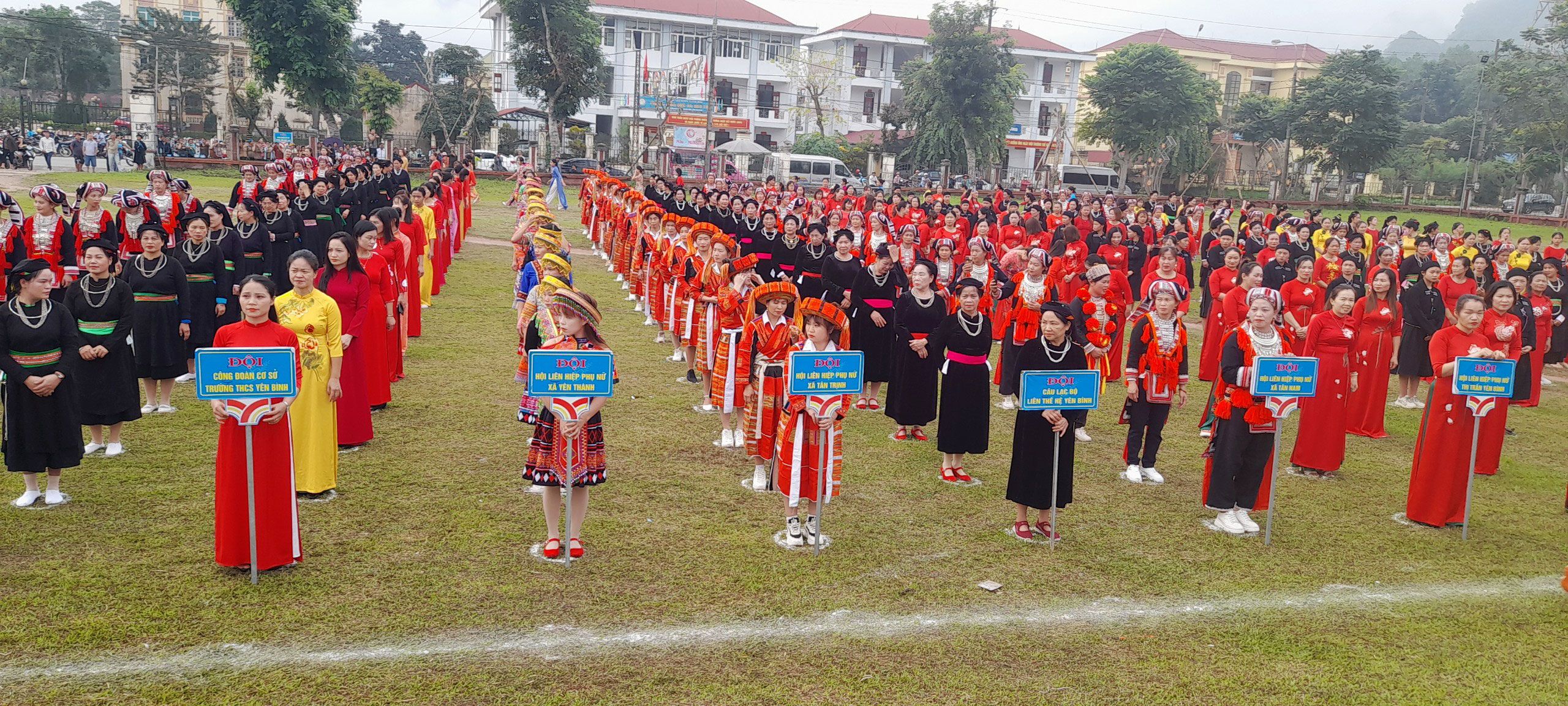 500 hội viên phụ nữ huyện Quang Bình đồng diễn dân vũ mừng Ngày thành lập huyện