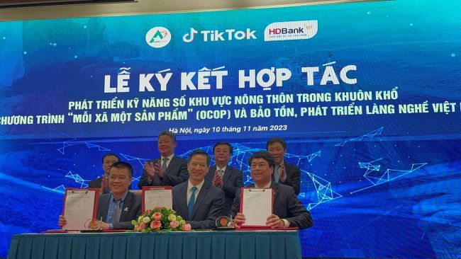 Kỷ kết hợp tác chiến lược phát triển kỹ năng số khu vực nông thôn