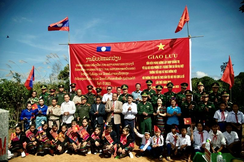 Giao lưu lực lượng bảo vệ biên giới, giáo viên, học sinh Việt Nam-Lào