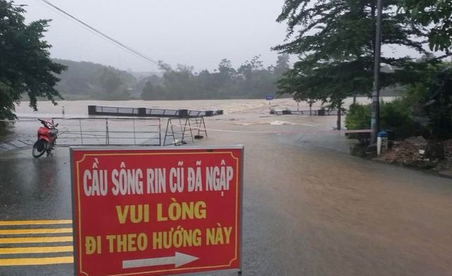 Mưa lớn gây ngập cục bộ, sạt lở chia cắt nhiều tuyến đường tại Quảng Ngãi