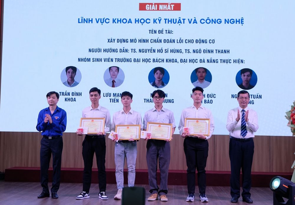 Trao giải thưởng khoa học công nghệ dành cho sinh viên năm 2023