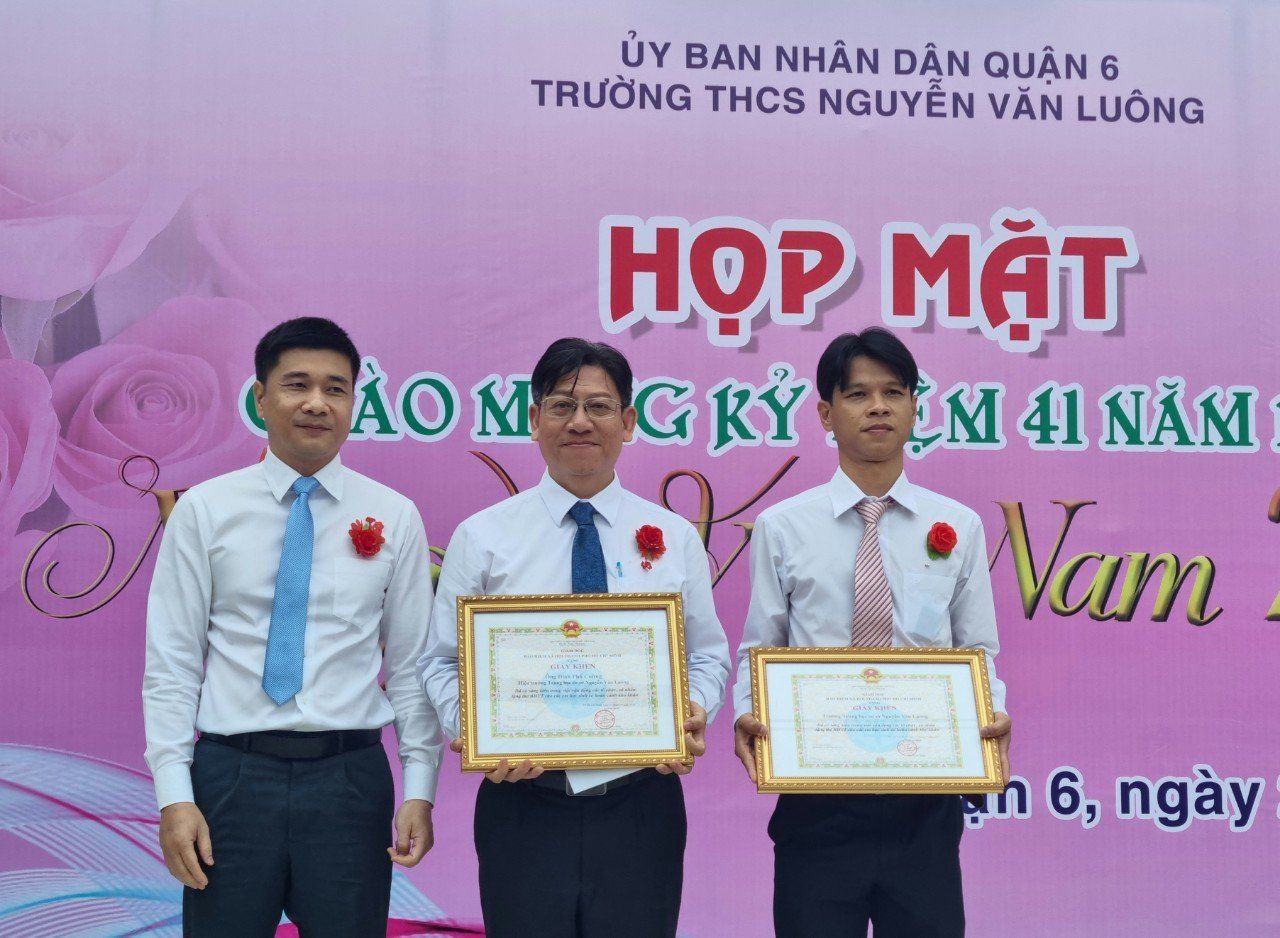 Khen thưởng thầy hiệu trưởng có sáng kiến tặng thẻ BHYT cho học sinh khó khăn