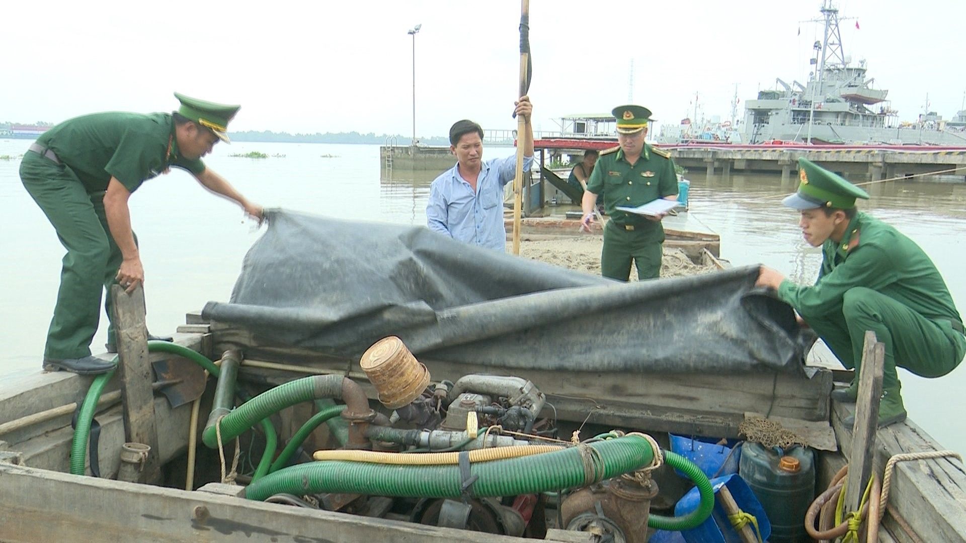 Bộ đội Biên phòng TP Hồ Chí Minh: Bắt đối tượng khai thác cát trái phép trên sông Đồng Nai