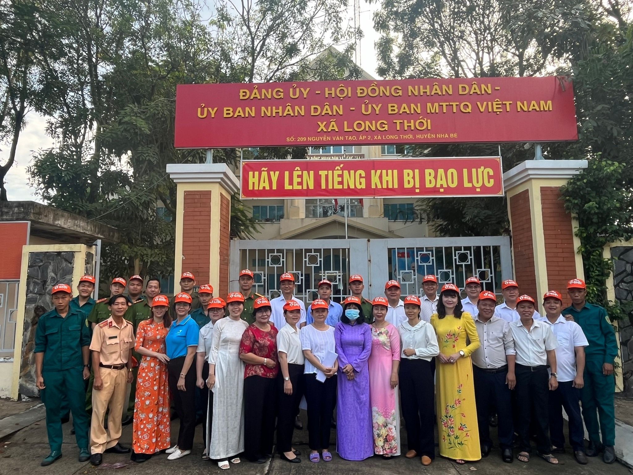 "Hãy cho nhau lời yêu thương"