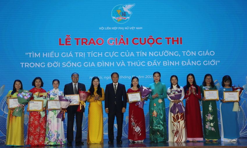 Khuyến khích các tầng lớp nhân dân phát huy bản sắc văn hóa dân tộc tốt đẹp, thực hiện bình đẳng giới