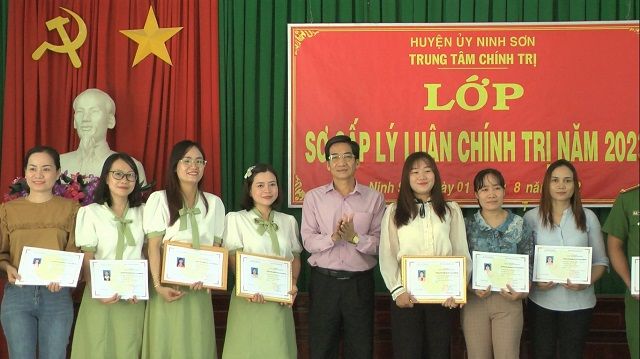 Huyện Ninh Sơn: Khuyến khích, động viên, tạo điều kiện cho cán bộ nữ phát triển