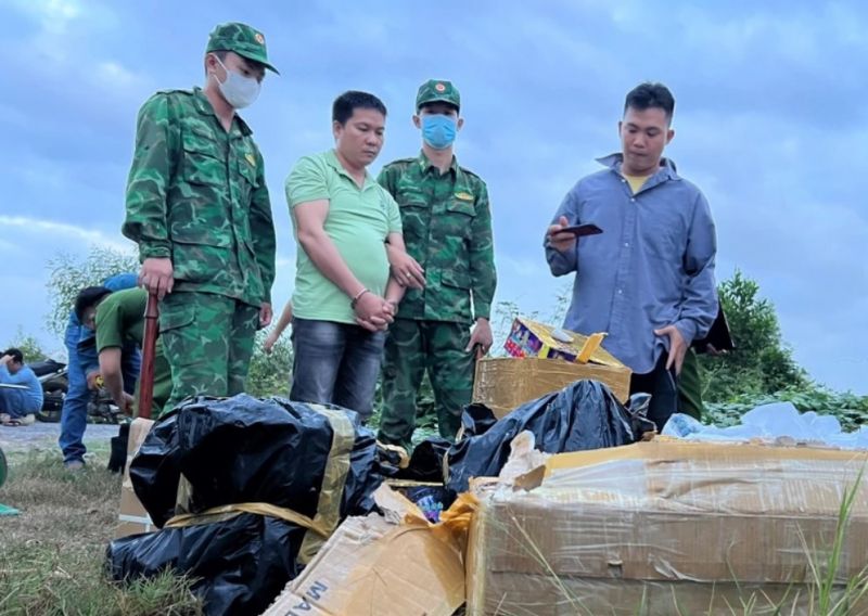 Phát hiện đối tượng vận chuyển, tàng trữ gần 6 tạ pháo lậu