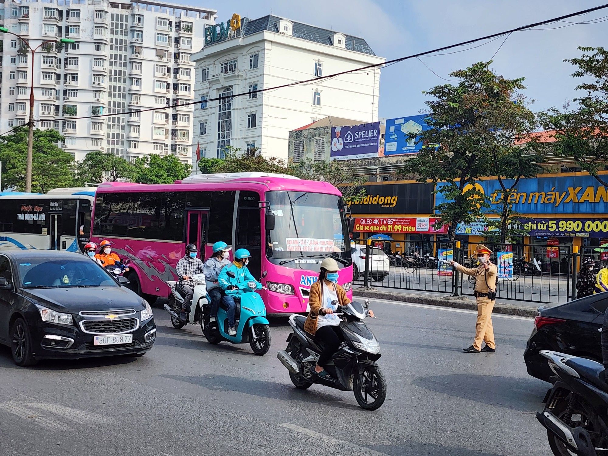 Hà Nội: "Mắt thần" bắt quả tang xe khách vi phạm dịp cuối năm