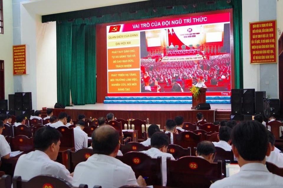 Trường Cao đẳng Kỹ thuật Hải quân: Nghiên cứu, học tập, quán triệt và triển khai Nghị quyết Hội nghị Trung ương 8