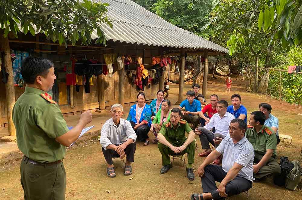 Người có uy tín góp sức giữ bình an ninh trật tự tại địa phương.