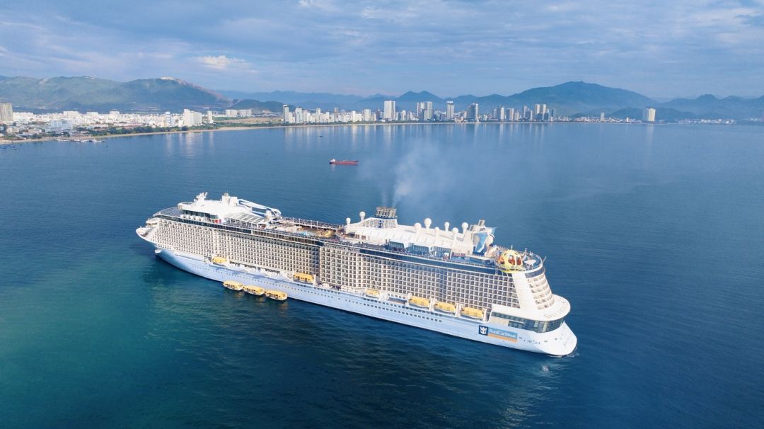 Tàu du lịch biển Spectrum of The Seas đưa gần 4.400 khách đến Nha Trang