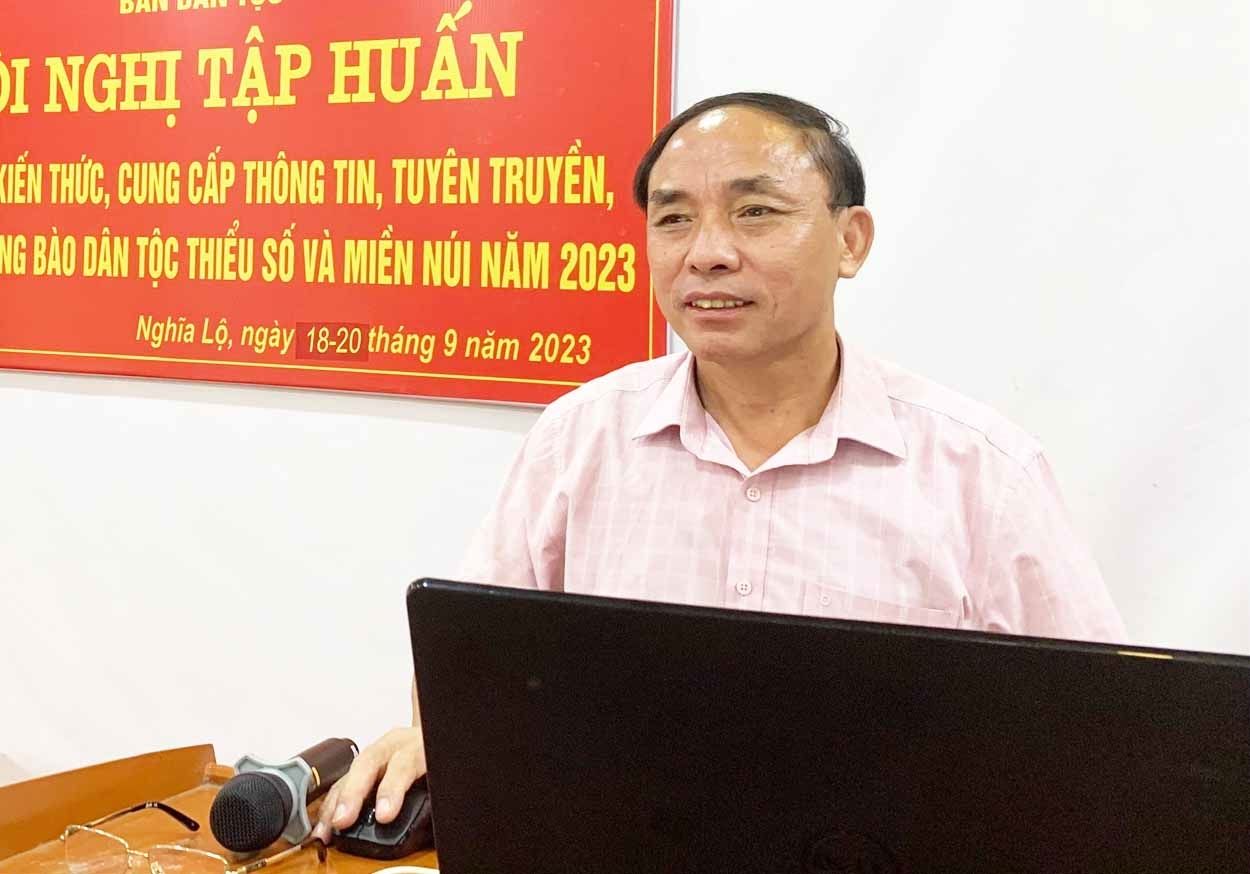 Tập huấn, cung cấp thông tin cho người có uy tín