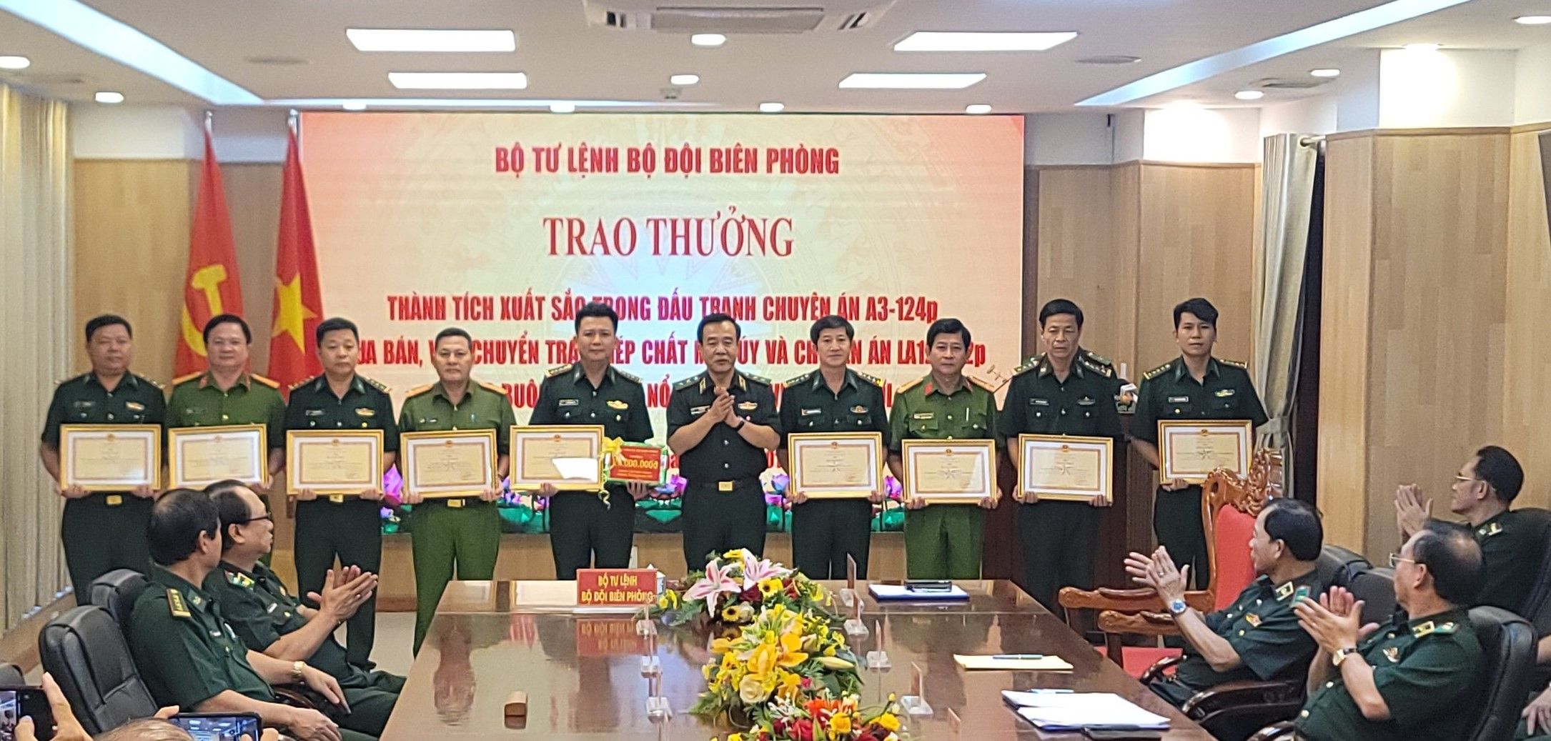 Khen thưởng "nóng" tập thể, cá nhân xuất sắc trong đấu tranh chống ma túy, pháo nổ 