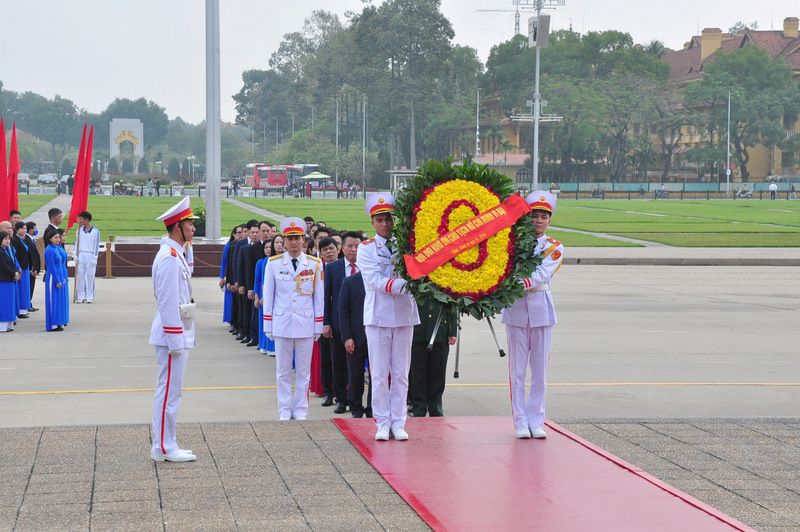 Tổng Công ty May 10 báo công dâng Bác