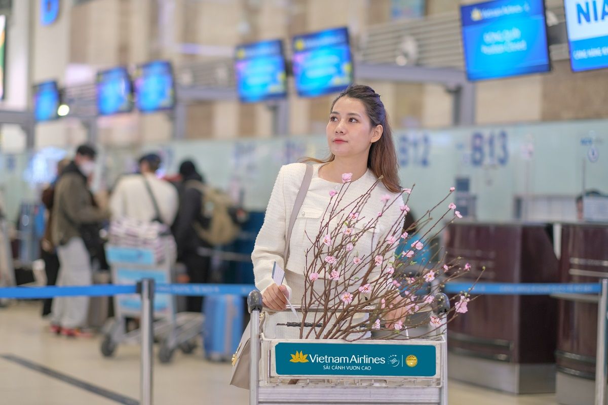 Vietnam Airlines mang đào, mai về nhà cho hành khách