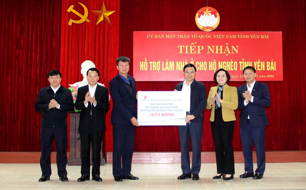 Trao tặng hỗ trợ 200 nhà tình nghĩa cho các hộ nghèo của tỉnh Yên Bái 